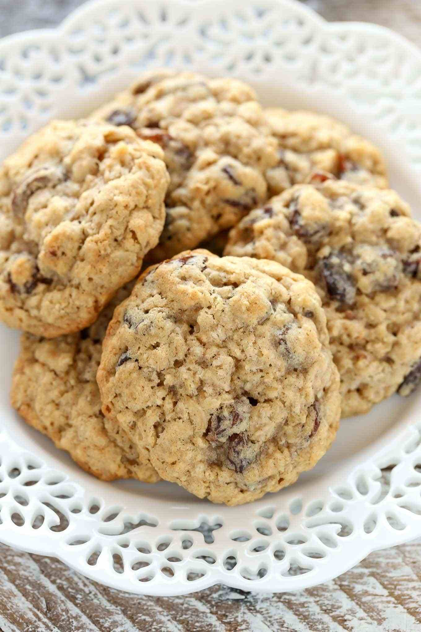 Easy Oatmeal Cookies
 Soft and Chewy Oatmeal Raisin Cookies