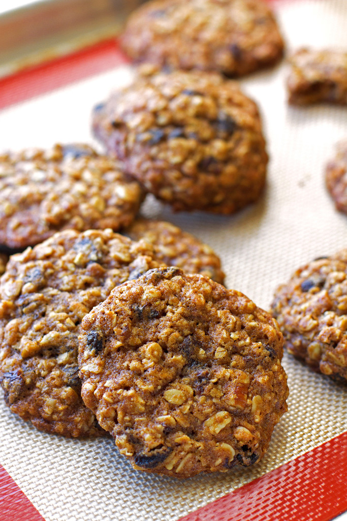 Easy Oatmeal Raisin Cookies
 Soft & Chewy Oatmeal Raisin Cookies Recipe