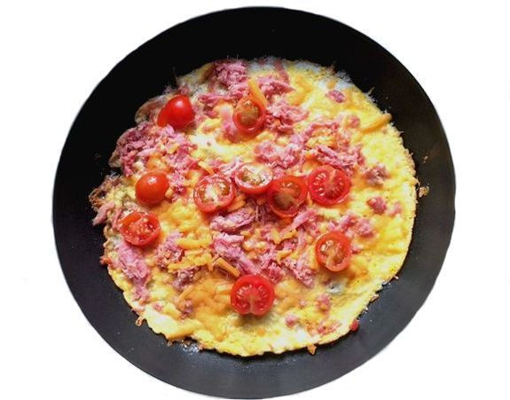 Fat Tomato Pizza
 Egg Pizza with Ham & Tomatoes Low Carb