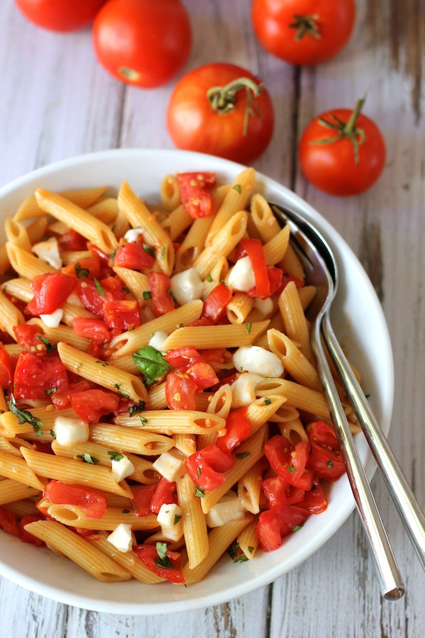 Fresh Tomato Pasta Sauce
 Pasta with fresh tomato sauce and mozzarella Green