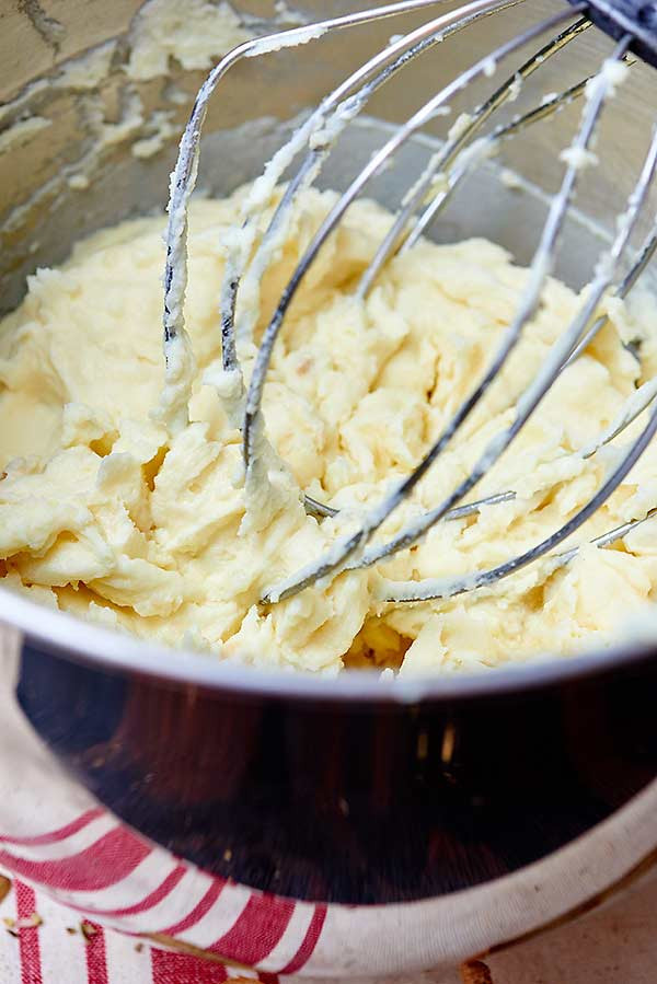 Garlic Mashed Potatoes With Sour Cream
 garlic mashed potatoes with cream cheese and sour cream