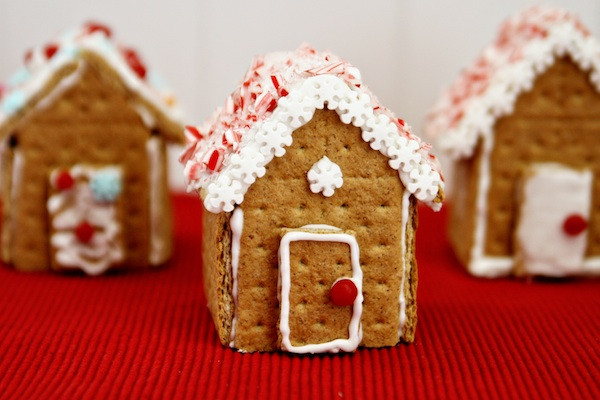 Gingerbread House With Graham Crackers
 Graham Cracker Gingerbread Houses Think Crafts by