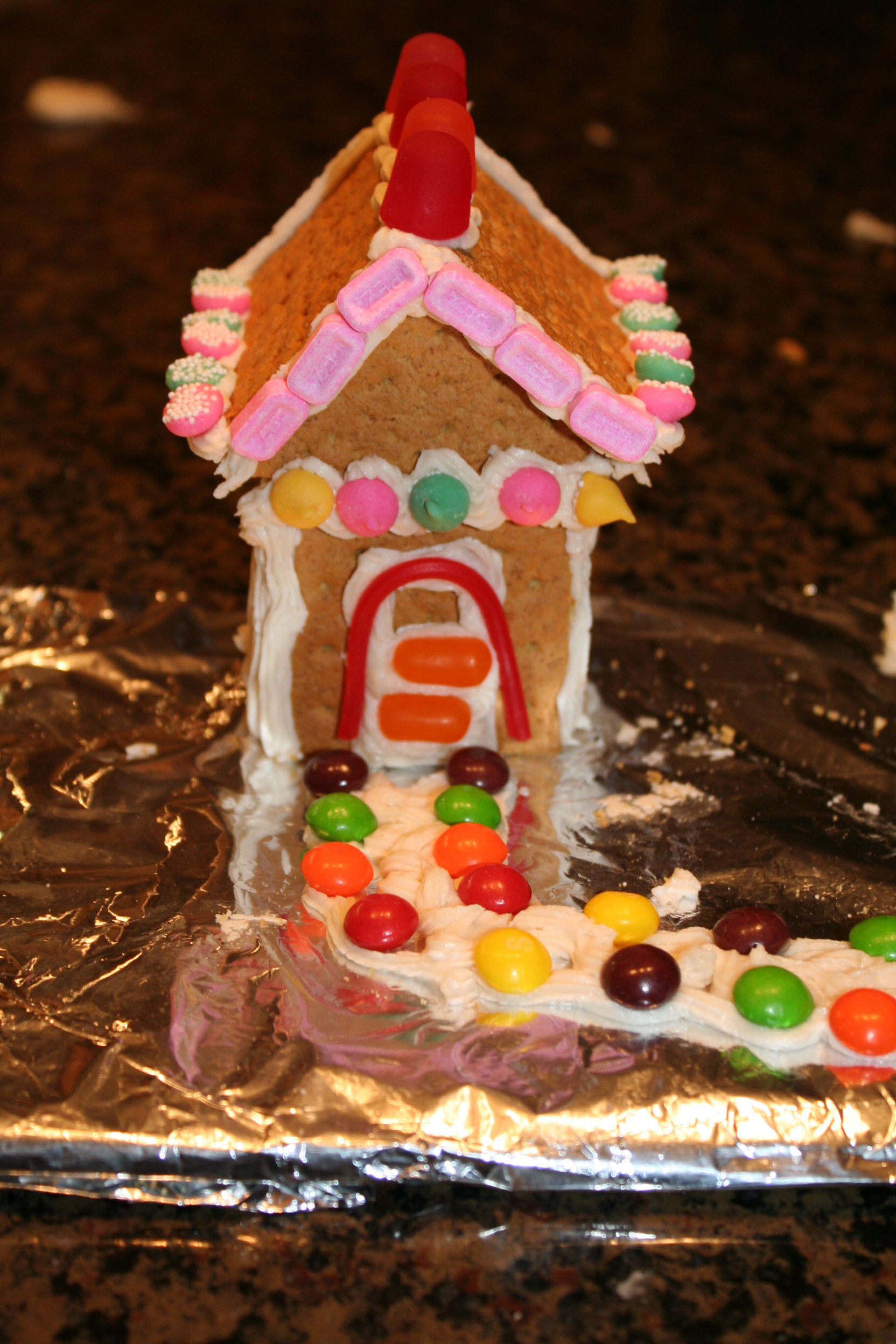 Gingerbread House With Graham Crackers
 Holiday DIY Graham Cracker Gingerbread House Mommysavers