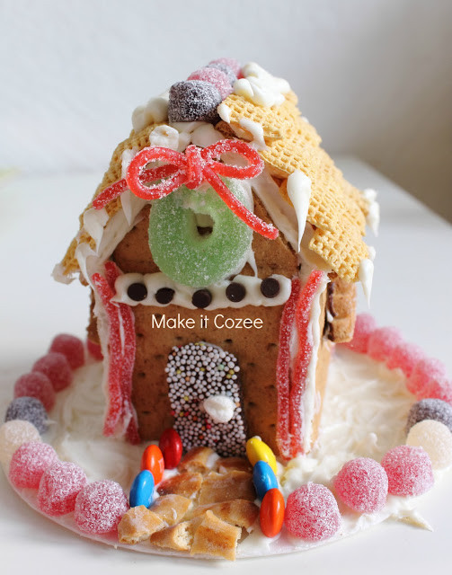 Gingerbread House With Graham Crackers
 Make it Cozee Graham Cracker Gingerbread House