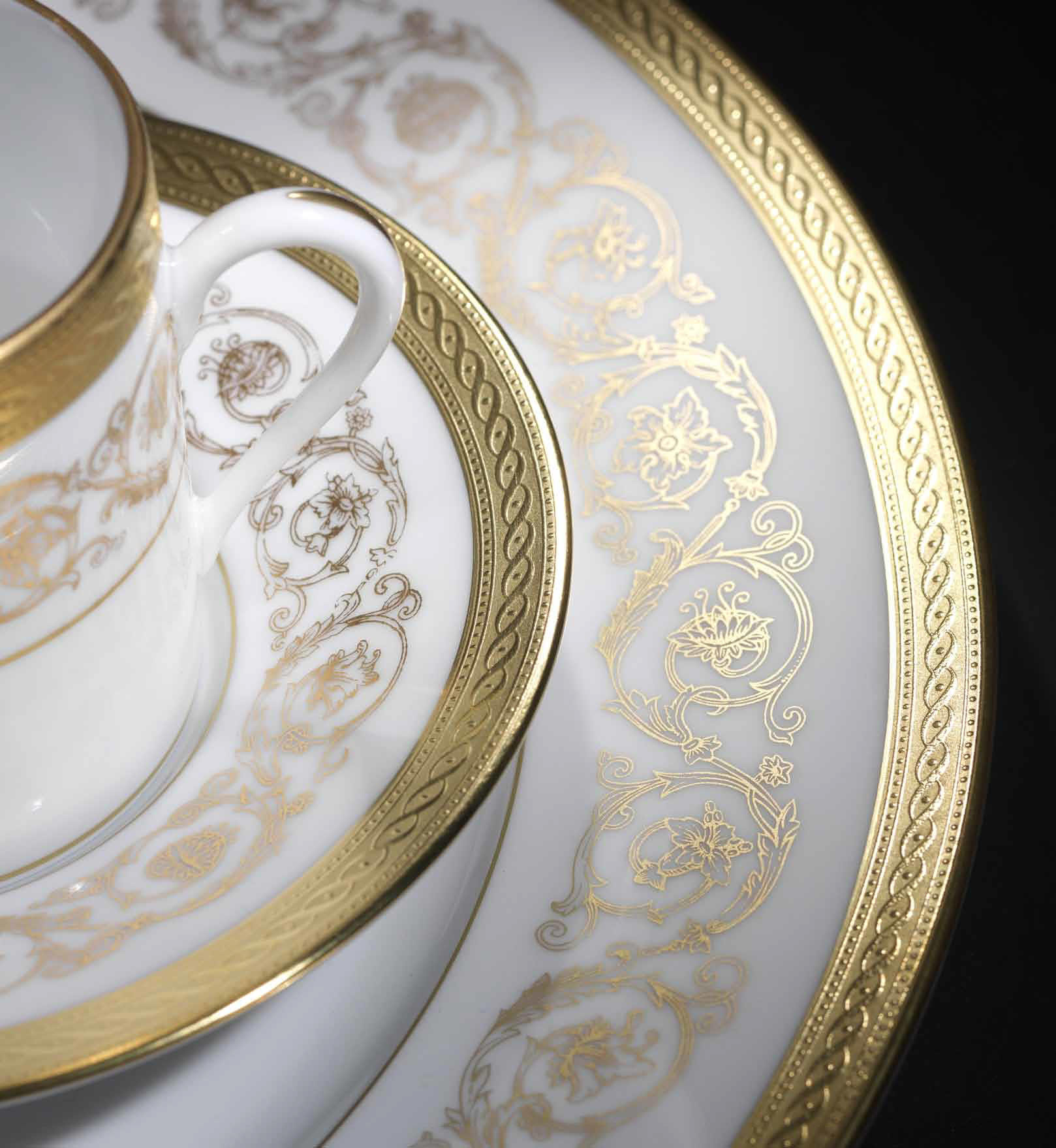 Gold Dinner Ware
 Gold & Platinum dinnerware Ambassade dinnerware