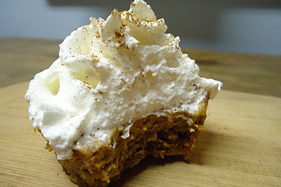 Graham Cracker Crust Pumpkin Pie
 Mini pumpkin pies with gingerbread graham cracker crust