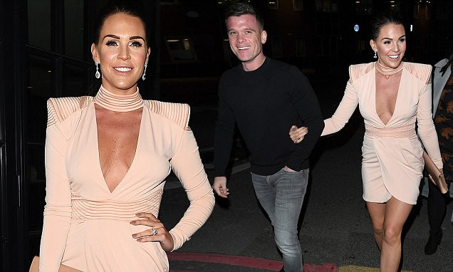 Gridiron Dinner 2018 On Tv
 Danielle Lloyd dons plunging peach dress at magazine bash