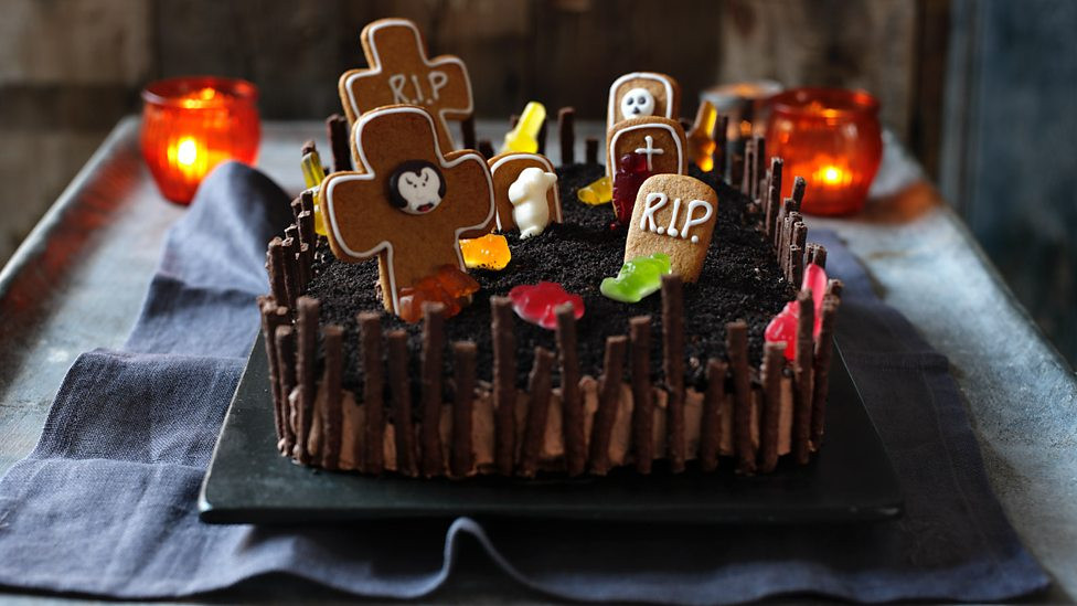 Halloween Cake Recipe
 BBC iWonder How do I make a cake that screams Halloween