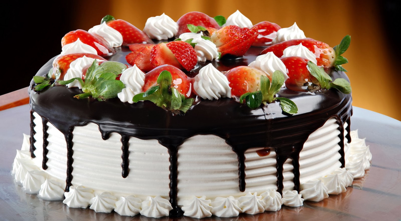 Happy Birthday Cake
 Lovable Happy Birthday Greetings free