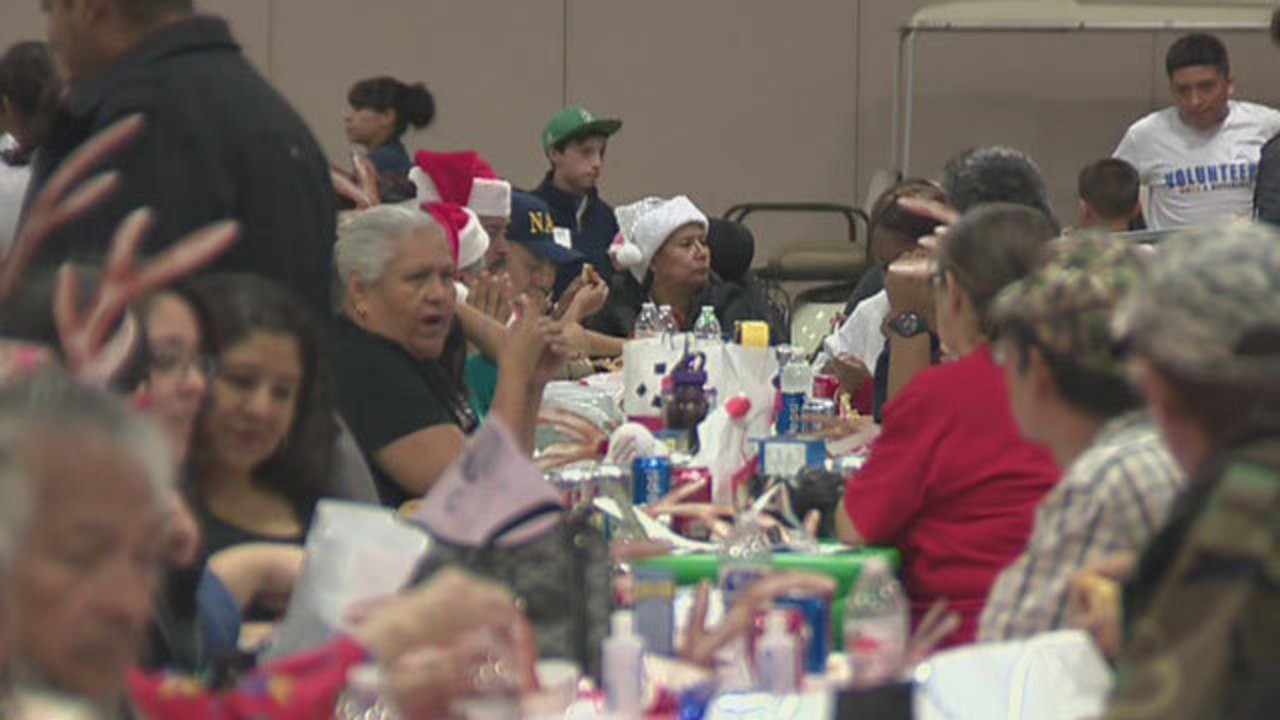 Heb Thanksgiving Dinner 2016
 HEB feeds thousands at annual Feast of Sharing