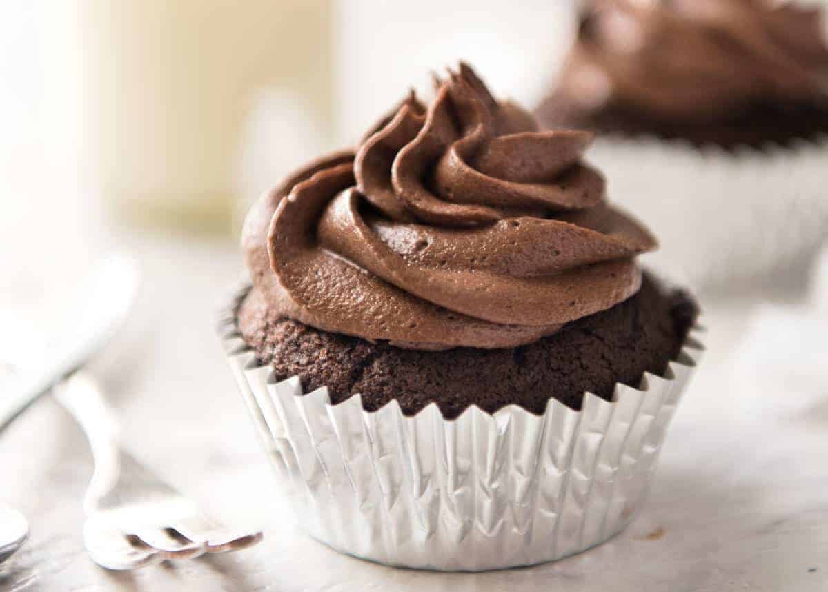 Homemade Chocolate Cupcakes
 Best EASY Chocolate Cupcakes no stand mixer