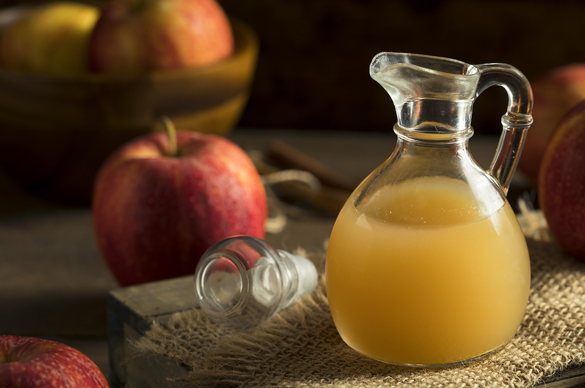 Как приготовить домашний уксус. Уксус Apple Cider Vinegar. Пектин в уксусе яблочном. Домашний яблочный уксус. Сидр яблочный натуральный.