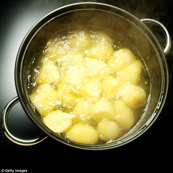 How To Boil Potatoes For Mashed Potatoes
 Food Network chef reveals the perfect way to cook mash