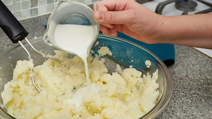 How To Boil Potatoes For Mashed Potatoes
 How to Make Mashed Potatoes BettyCrocker