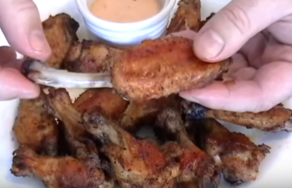 How To Eat Chicken Wings
 You ve Been Doing It All Wrong Here s How To Eat Chicken