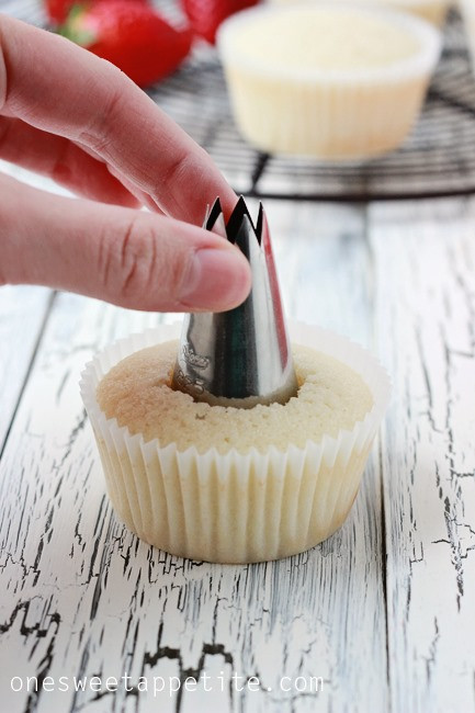How To Fill Cupcakes
 How to Fill a Cupcake e Sweet Appetite