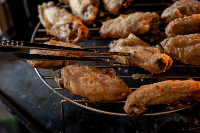 How To Make Chicken Wings In The Oven
 How to Cook Chicken Wings in the Oven with