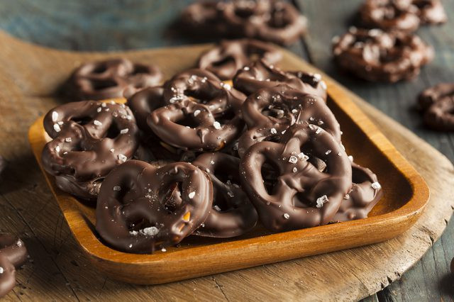 How To Make Chocolate Covered Pretzels
 How to Make Chocolate Covered Pretzels With Almond Bark