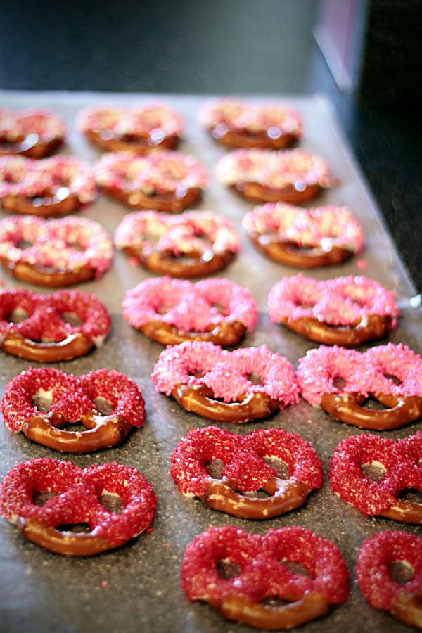 How To Make Chocolate Covered Pretzels
 how to make chocolate dipped pretzels Love From The Oven