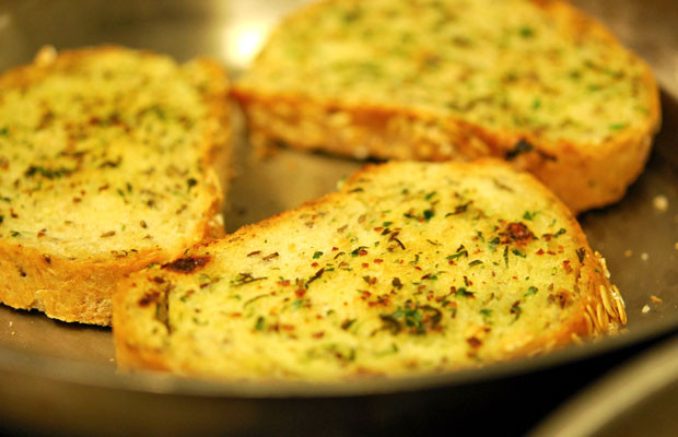 How To Make Garlic Bread
 How do I make restaurant style garlic toast at home