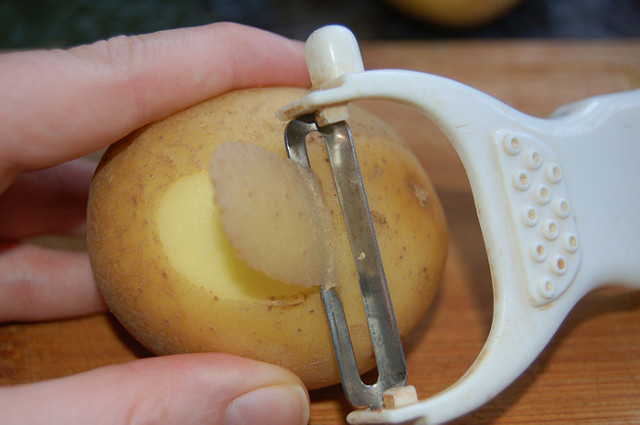 How To Peel A Potato
 How to peel and chop potatoes