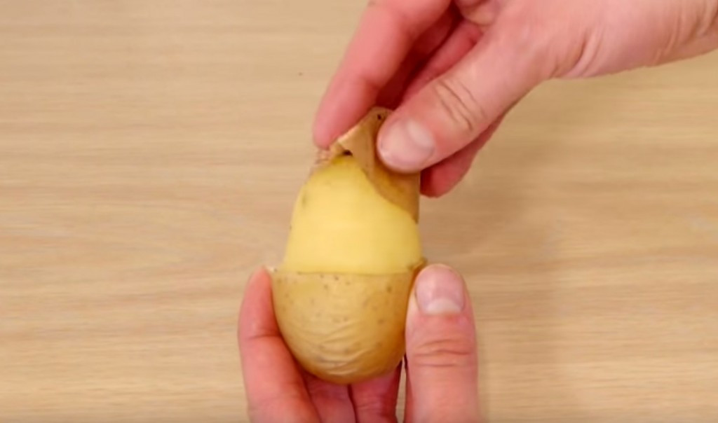 How To Peel A Potato
 How to peel potatoes quickly and easily