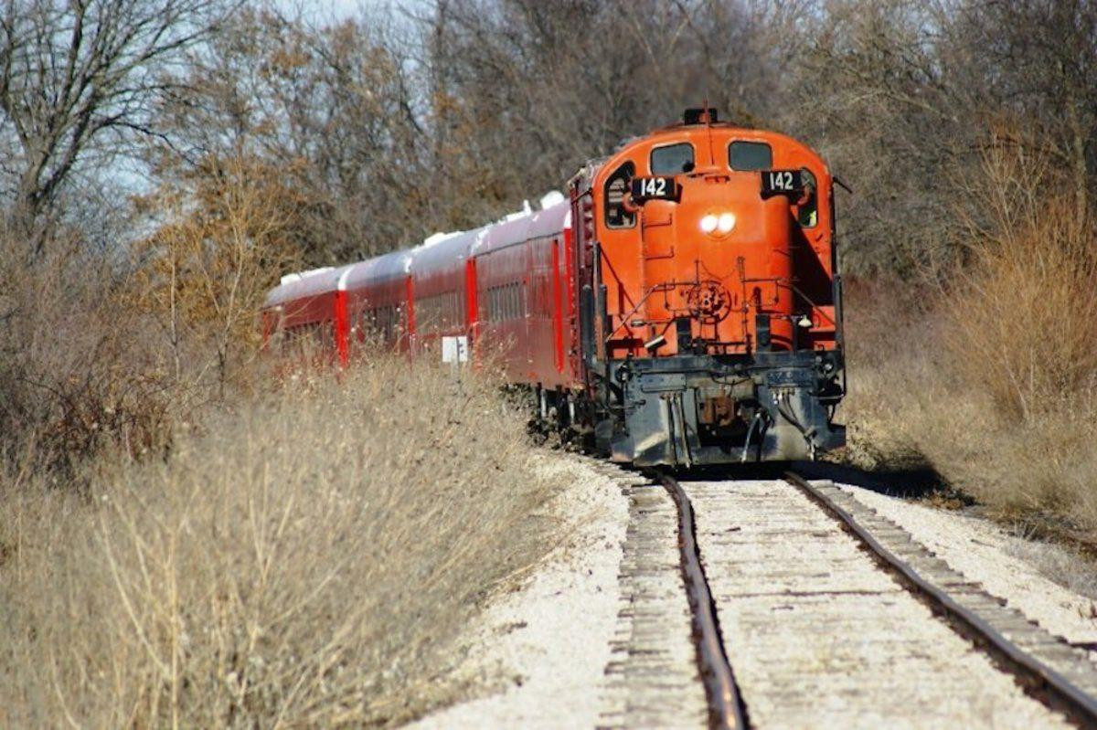 Kansas Belle Dinner Train
 Excursion train features dinner entertainment