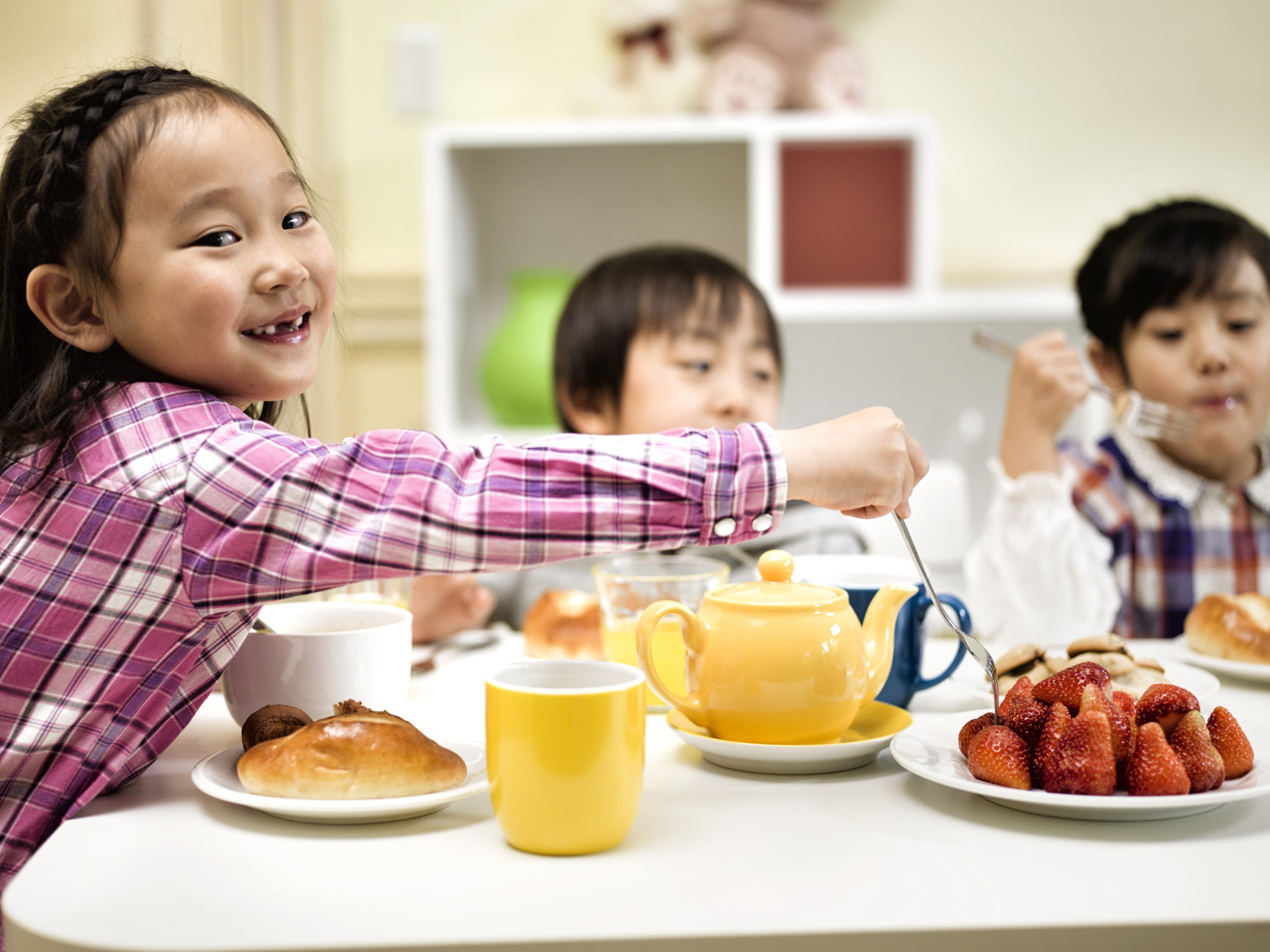 Kids Eating Breakfast
 London s Youth Are Starving