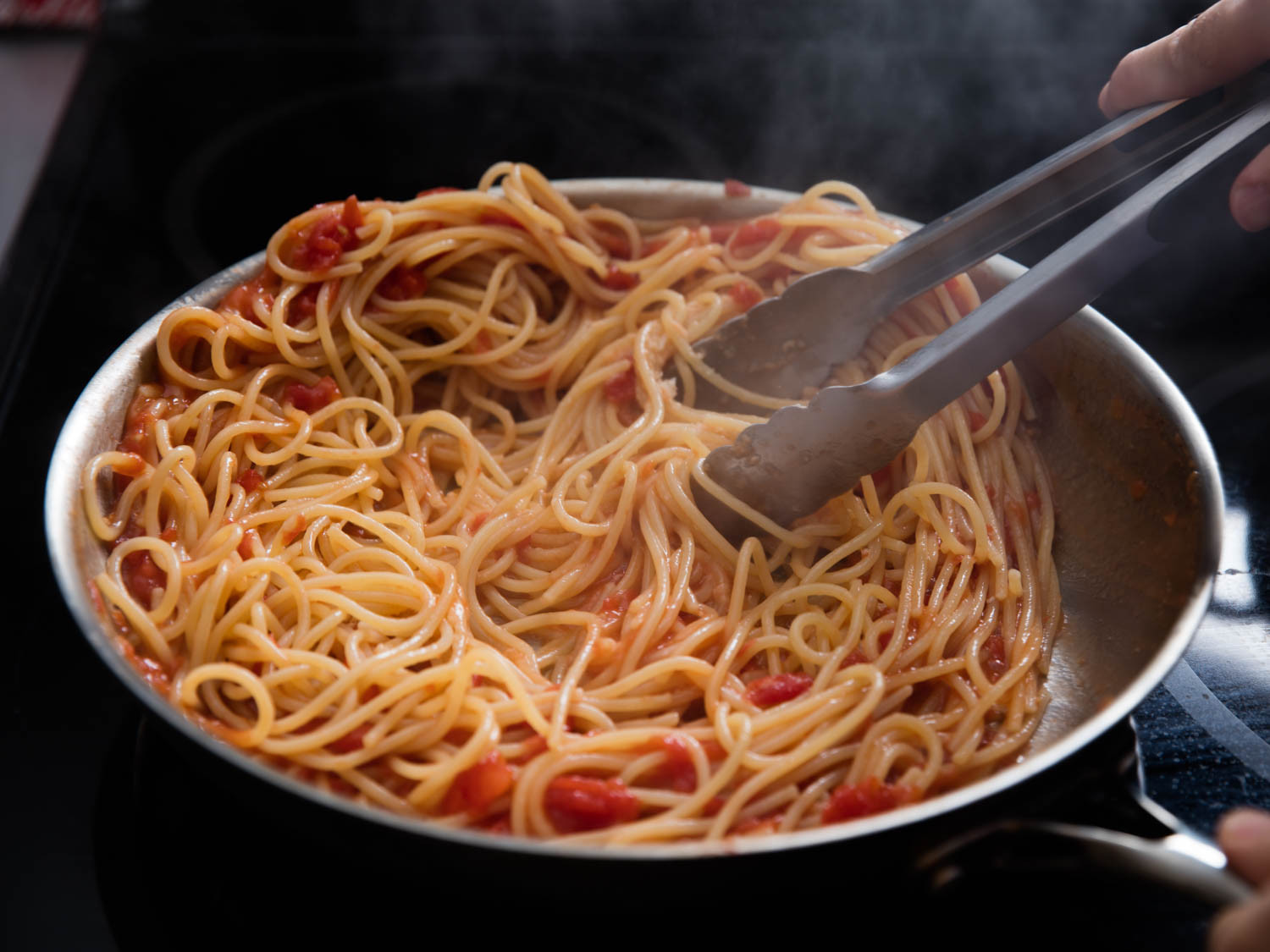 Make Spaghetti Sauce
 The Right Way to Sauce Pasta
