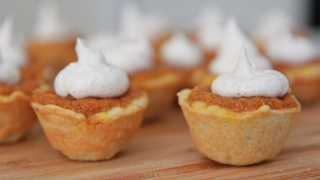 Mini Pumpkin Pie
 Easy Mini Pumpkin Pie Bites Recipe