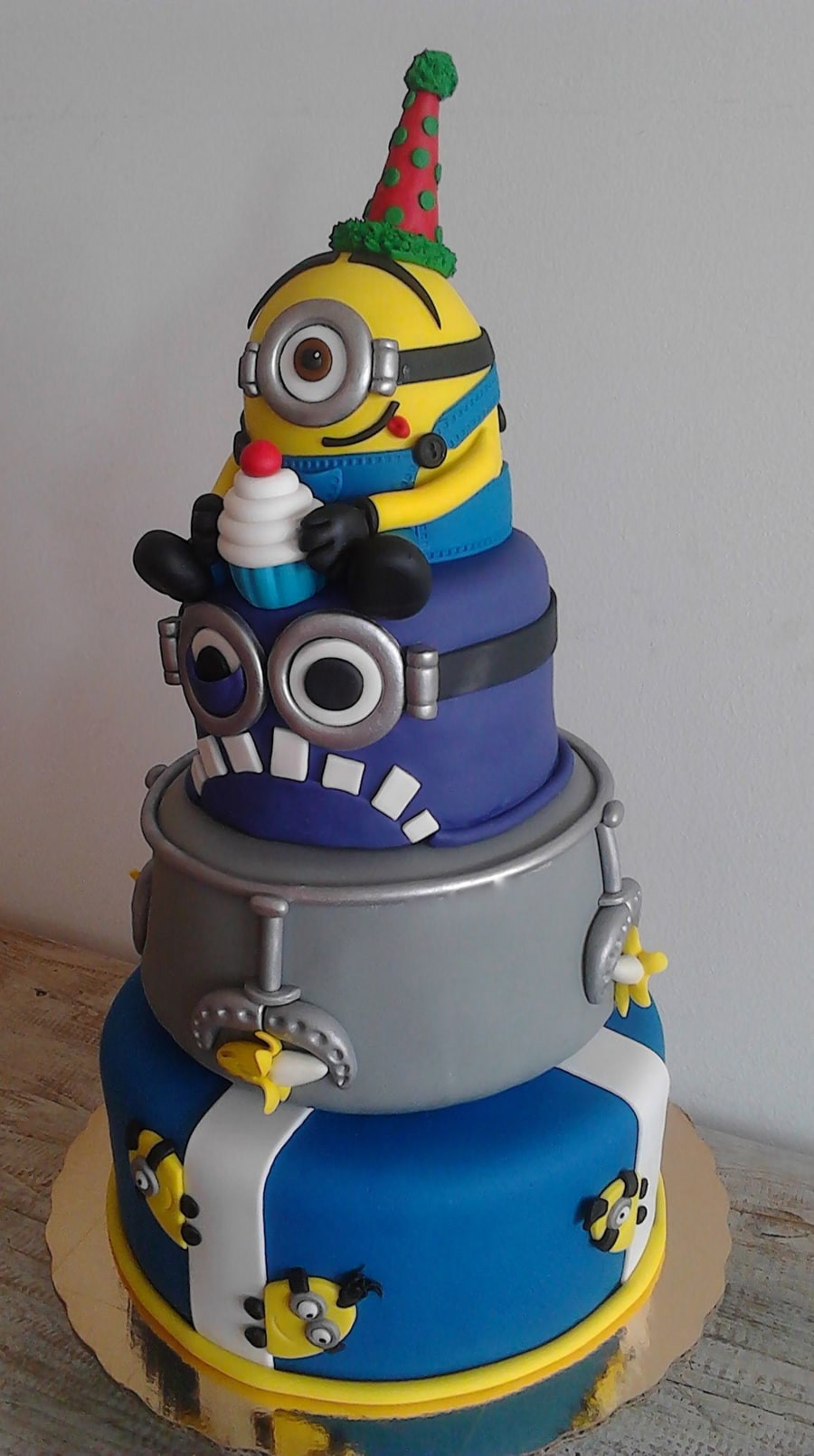 Minion Birthday Cake
 10 Amazing Minion Birthday Cakes Pretty My Party Party