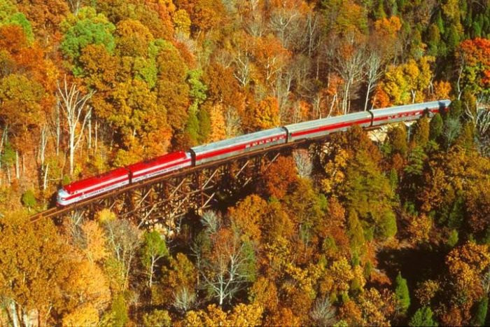 My Old Kentucky Dinner Train
 This Train Ride Near Louisville Is Unfor table