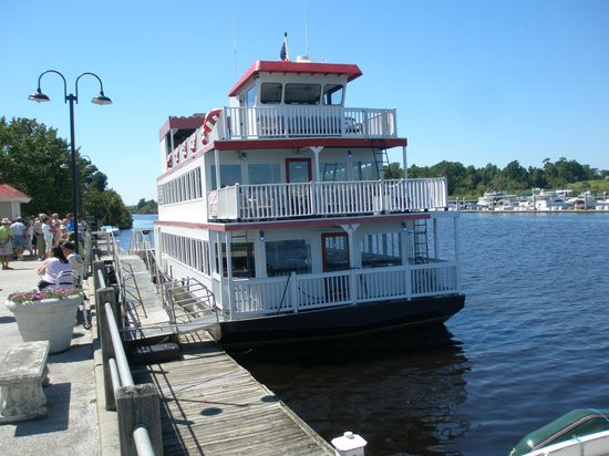 Myrtle Beach Dinner Cruise
 Boat from front at dock