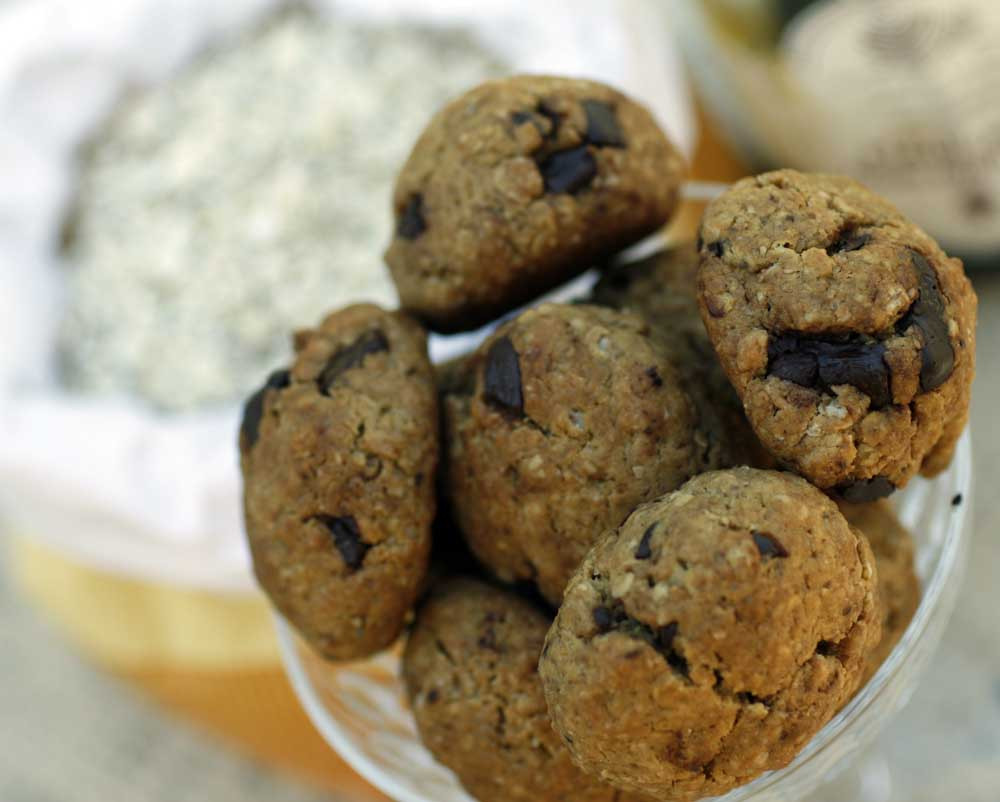 Oatmeal Molassas Cookies
 Oatmeal cookies with molasses tahini and chocolate chunks