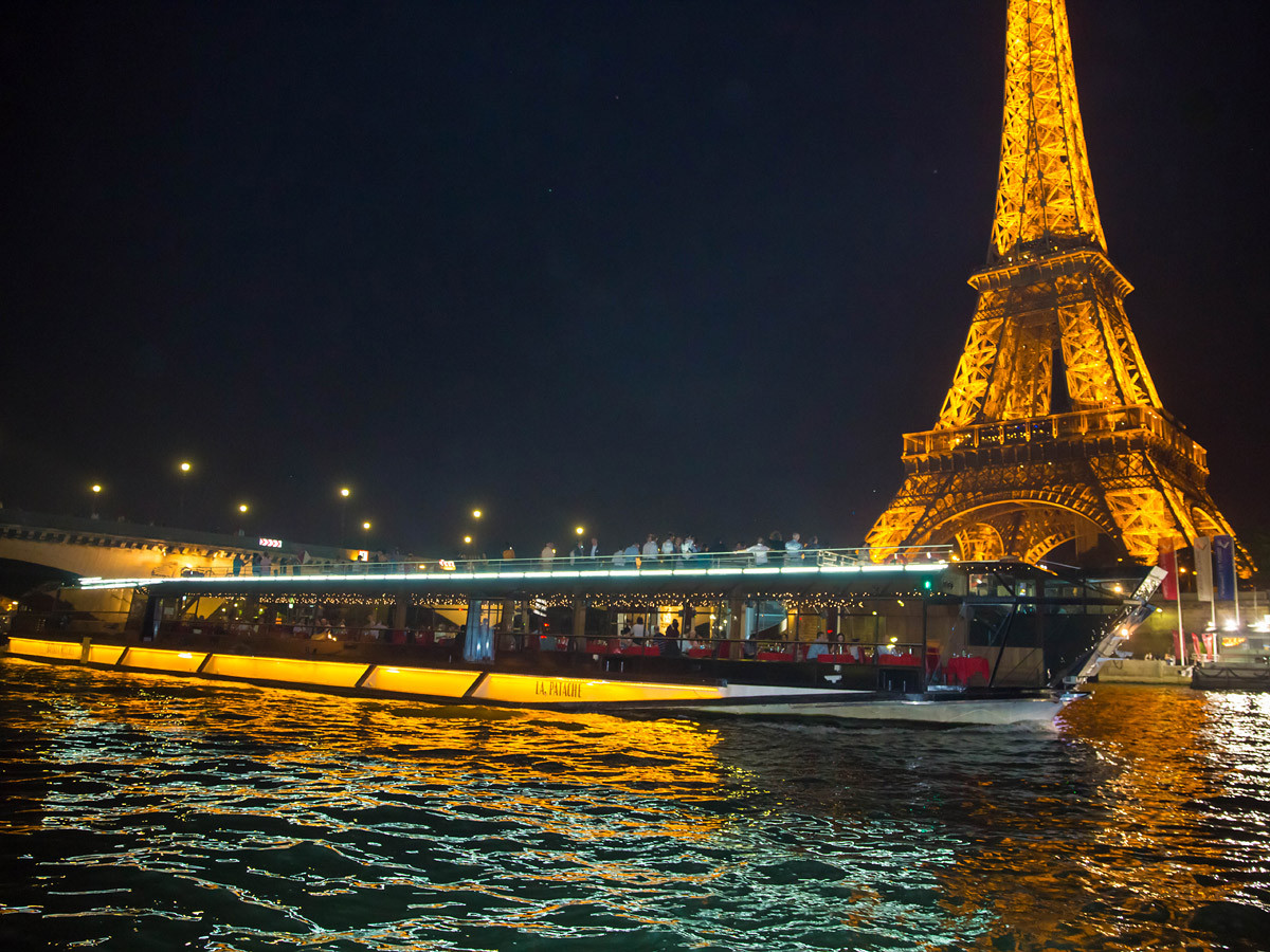 Paris Dinner Cruise
 Bateaux Mouches Paris Réser 01 43 59 12 12 Les