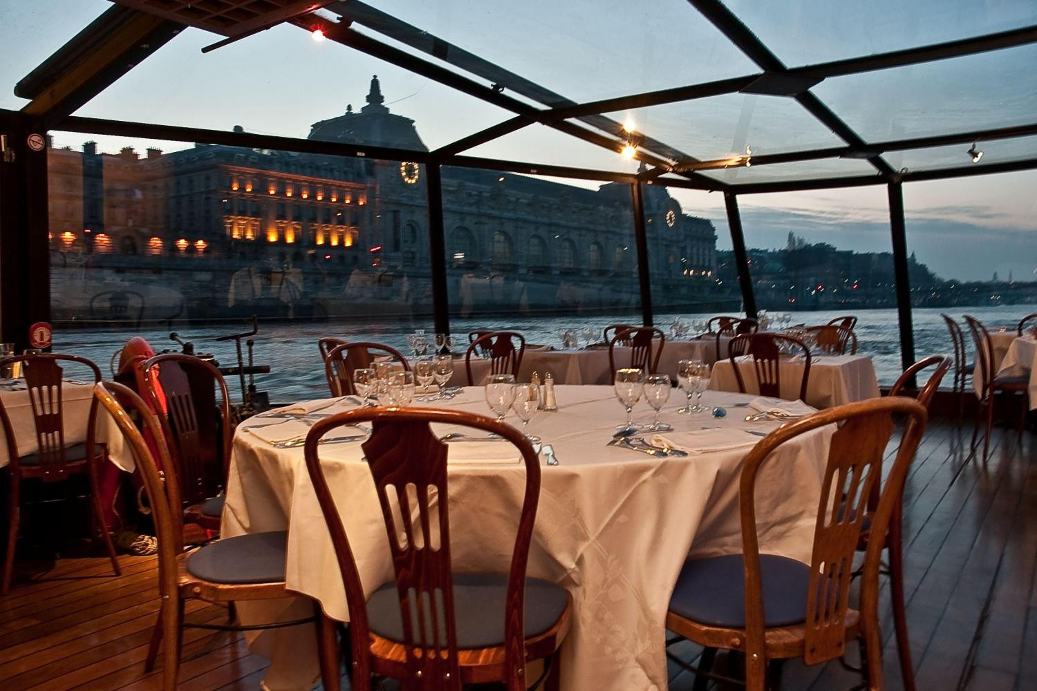 Paris Dinner Cruises
 Paris Seine River Dinner Cruise Champagne