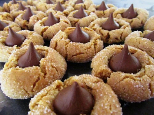 Peanut Butter Cookies With Hershey Kiss
 Easy Peanut Butter Cookie Recipe – Hershey Kiss Peanut