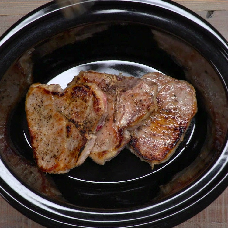 Pork Chops In The Slow Cooker
 pork chops and brown gravy in slow cooker