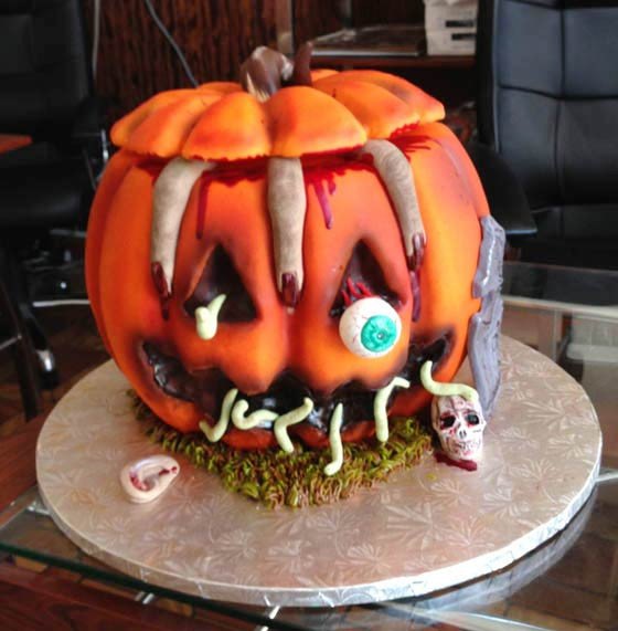 Scary Halloween Cakes
 Creepy Yet Creative Halloween Cake Ideas For Spooky Night