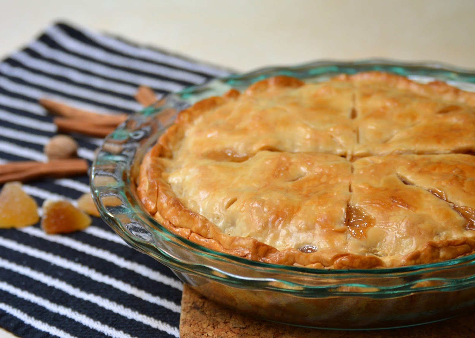 Pie перевод. Снежный пирог блюдо. Apple pie Bed. Plush Pippin Deep dish Apple pie. Другая кухня пирог звезда.