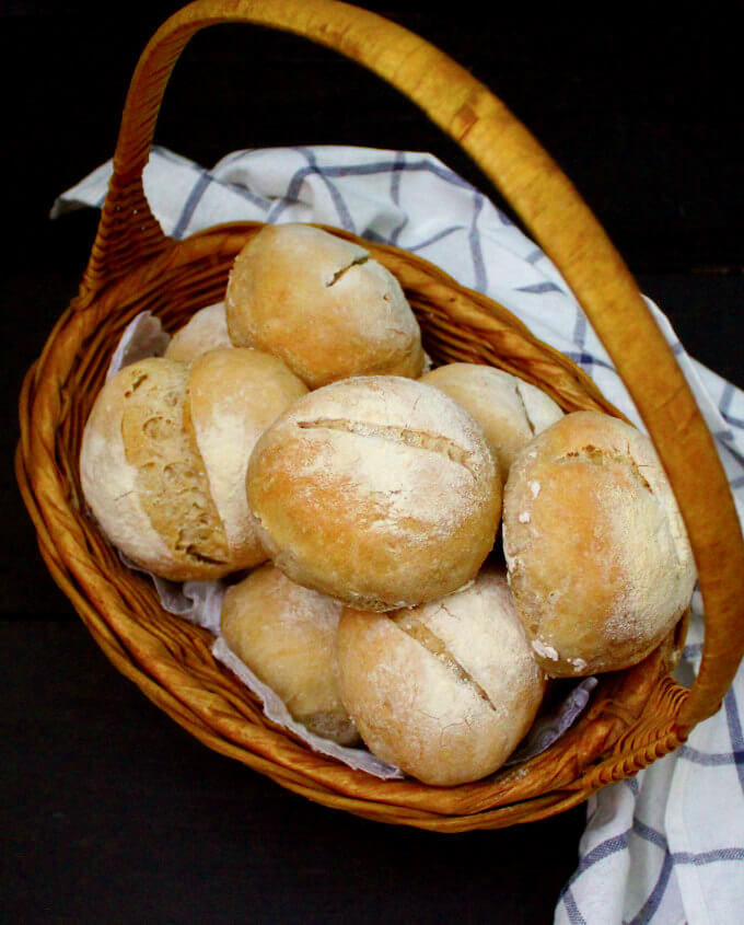 Sourdough Dinner Rolls
 Crusty Sourdough Dinner Rolls no knead no added yeast