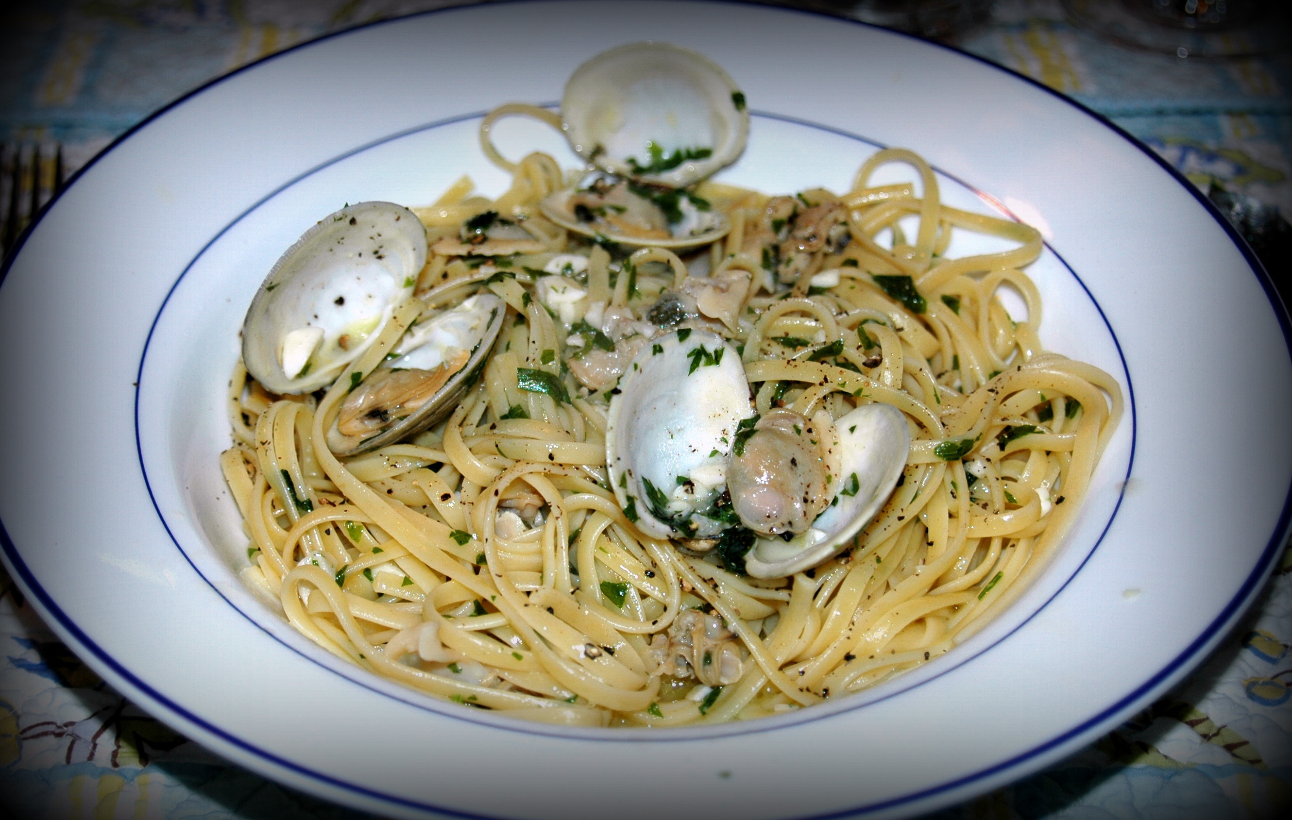 Spaghetti With White Clam Sauce
 Linguine with White Clam Sauce Linguine con Vongole