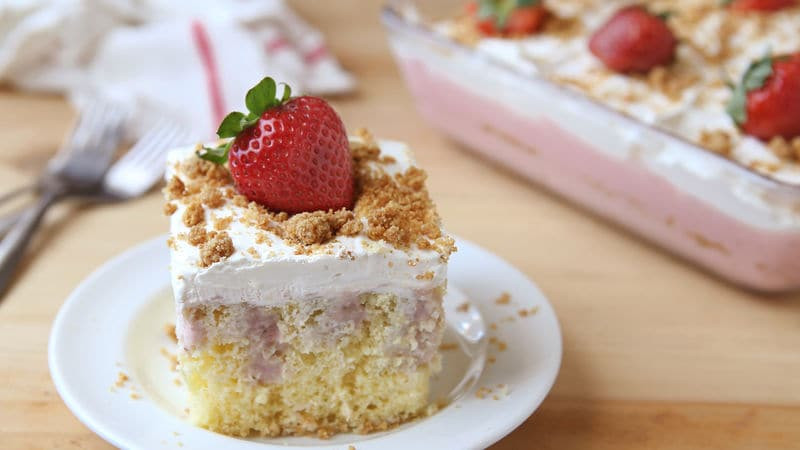 Strawberry Cheesecake Poke Cake
 This Strawberry Cheesecake Poke Cake Had Us at Hello