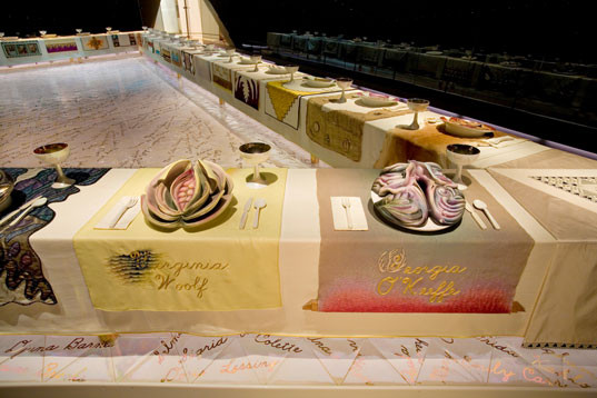 The Dinner Party Judy Chicago
 Dona havia de ser Judy Chicago pionera del arte feminista