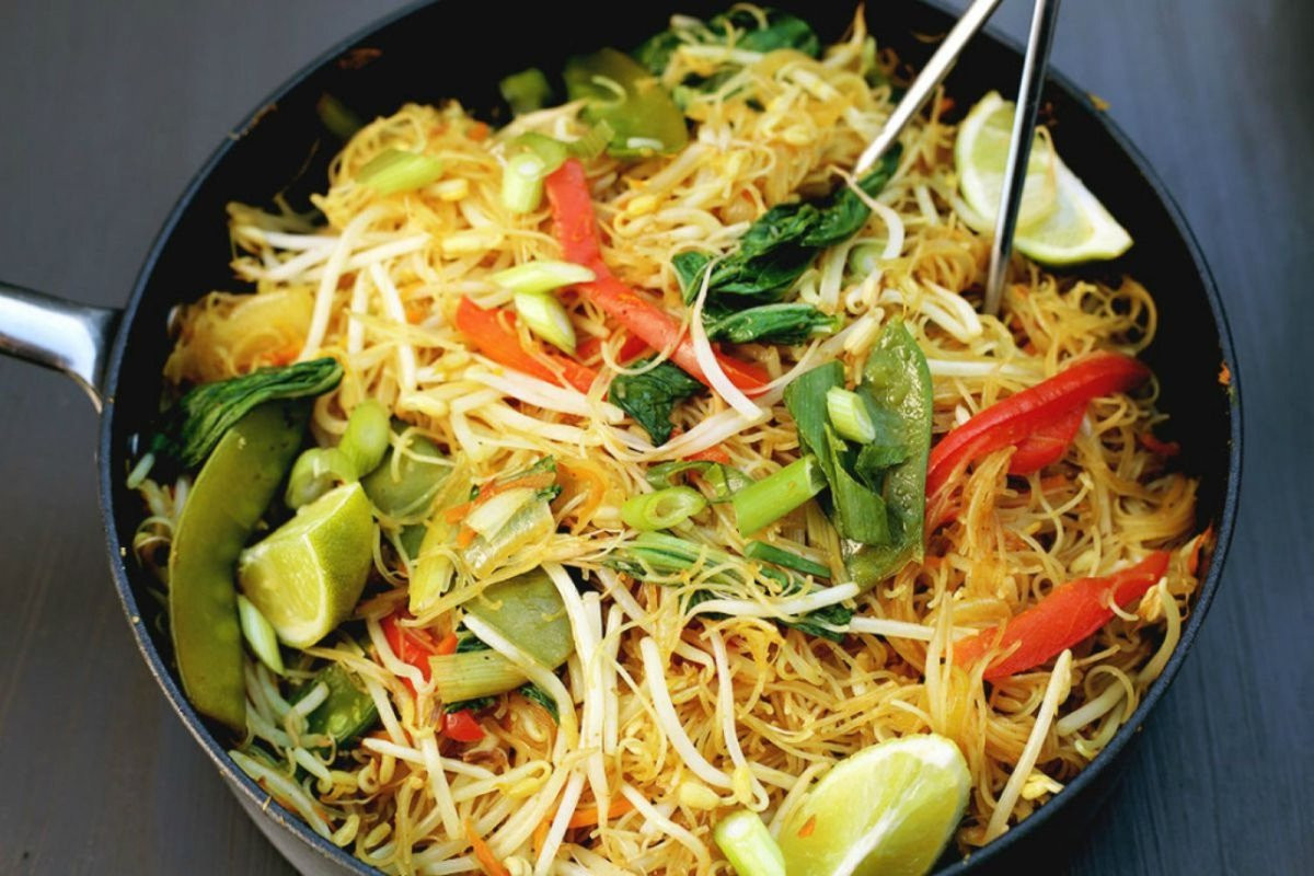 Vegetarian Rice Noodles Recipe
 e Pan Singapore Noodles [Vegan Gluten Free] e Green