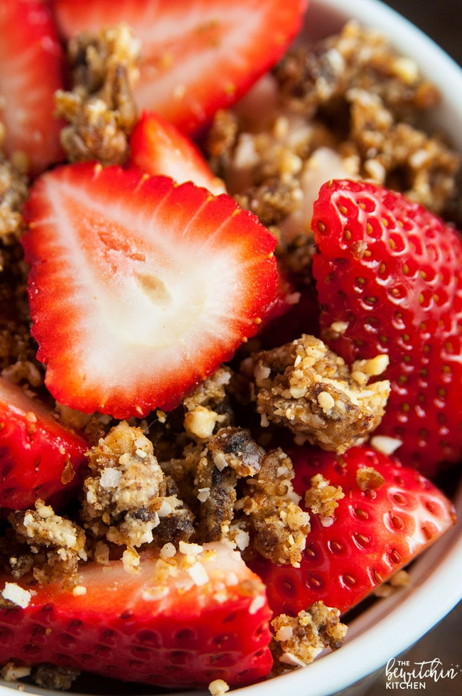 Whole30 Approved Desserts
 Strawberries with Coconut Cashew Crumble Whole30 Dessert