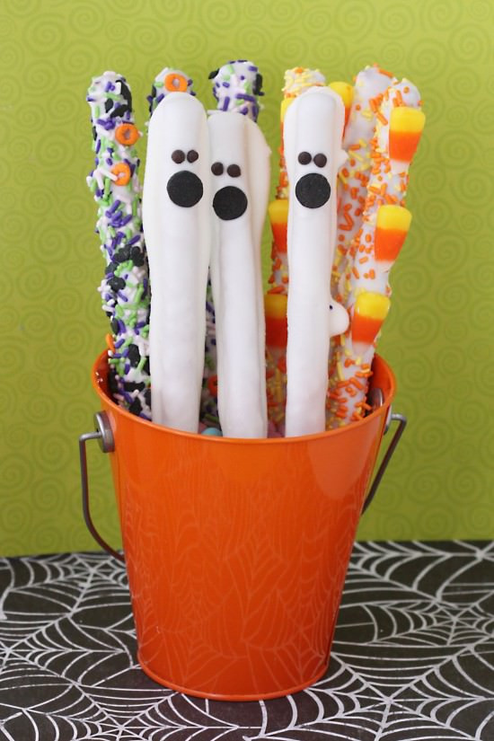 Chocolate Covered Pretzels Halloween
 Easy Salty And Sweet Halloween Treats Tip Junkie
