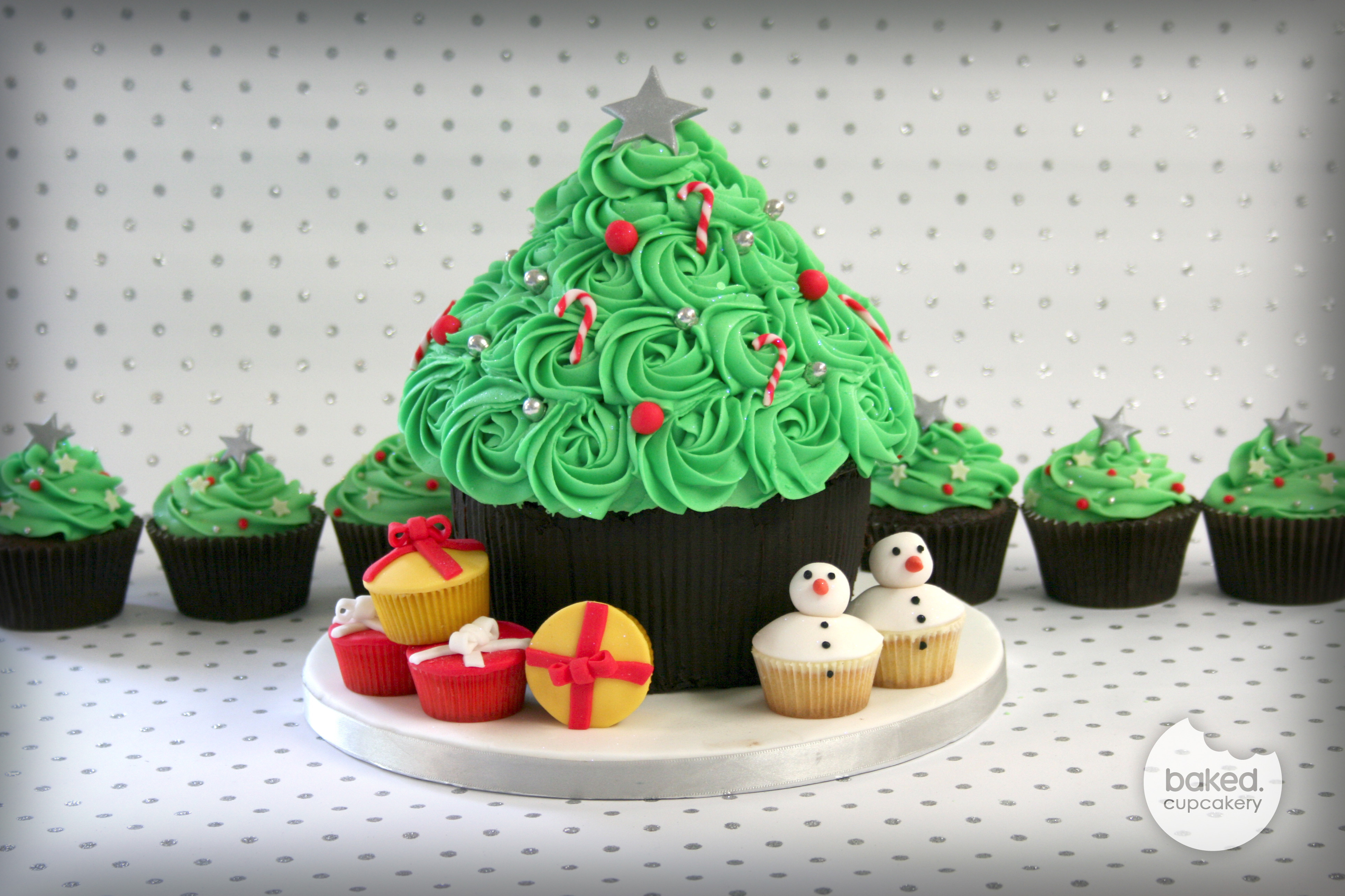 Christmas Cake And Cupcakes
 A Cupcake Christmas – Baked