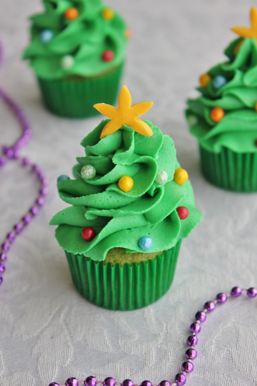 Christmas Cake Cupcakes
 10 Irresistible Christmas Tree Cupcakes Roxy s Kitchen