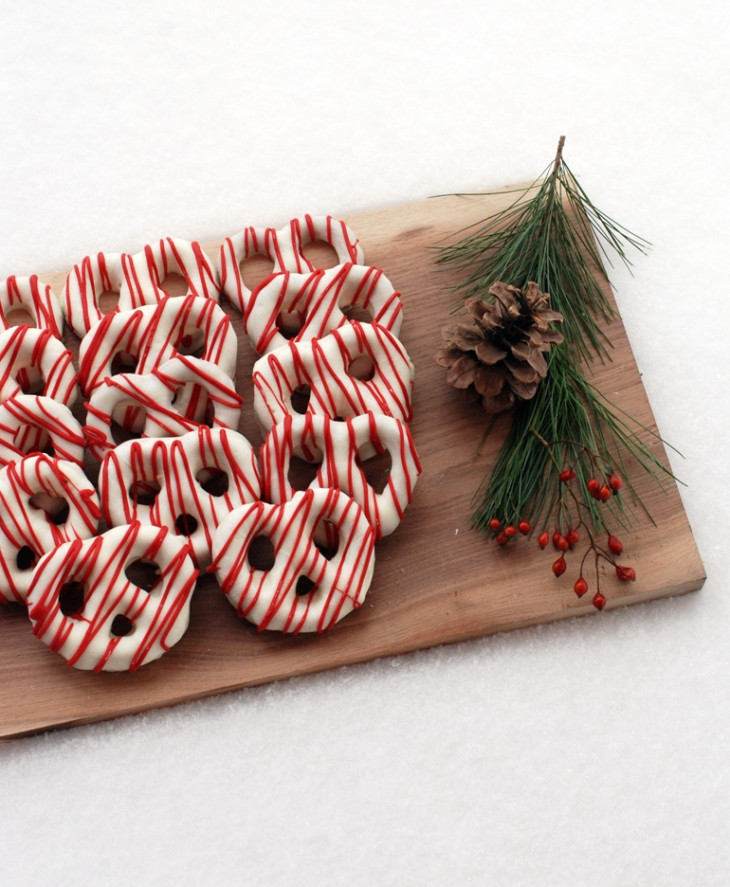 Christmas Chocolate Dipped Pretzels
 Chocolate Covered Pretzels – Christmas Style The